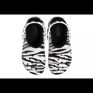 CROCS UNISEX CLASSIC LINED CLOGS - ZEBRA